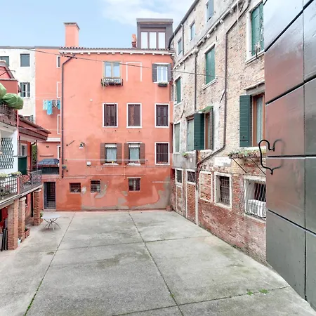 Ca Dei Zoti3 With Luggage Apartment Venedig