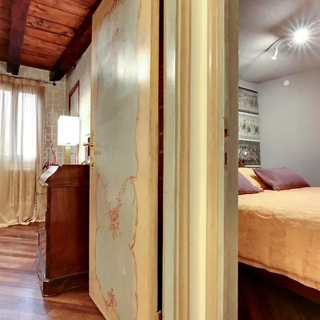 Ca Dei Zoti3 With Luggage Apartment Venedig